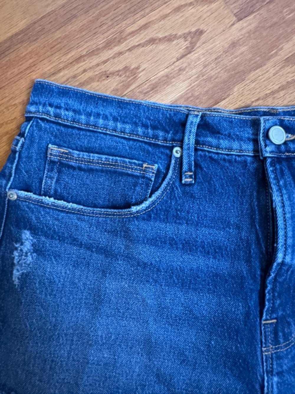 Good American Good 90's Raw Hem Distressed Denim Shorts 10/30 - Picture 3 of 6